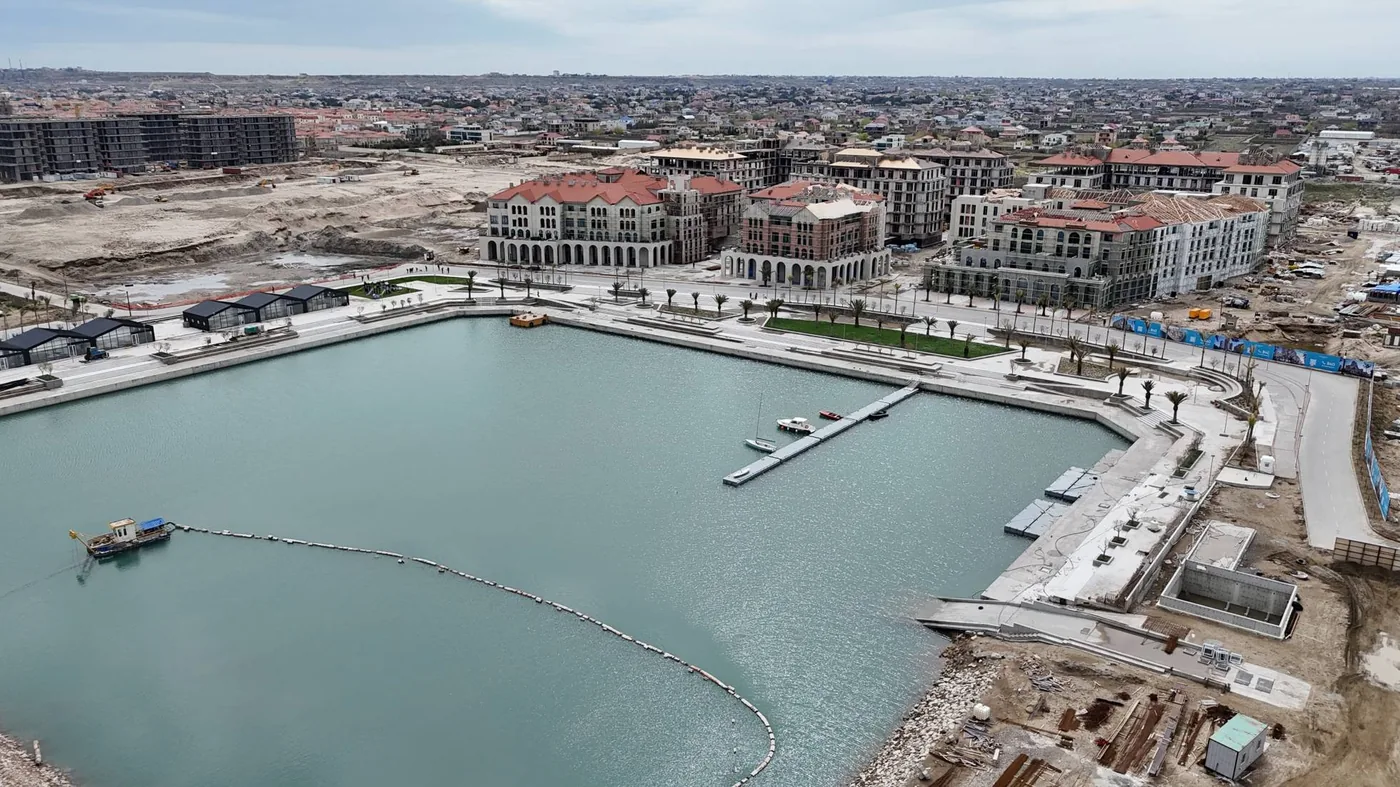 Гавань Marina и квартал Marina Village в апреле 2025 года — прямо напротив участка