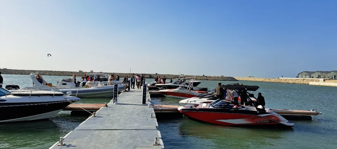 Понтон с катерами Sea Breeze Marina — яхтенная инфраструктура по соседству