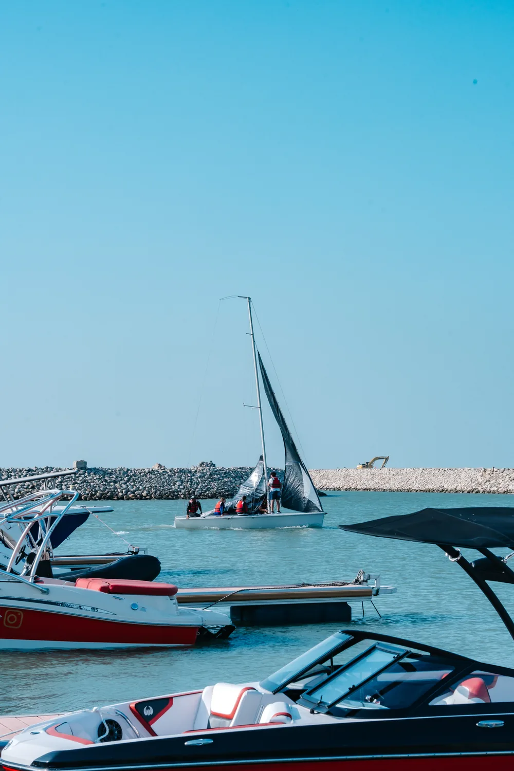 Парусник у выхода из гавани Marina