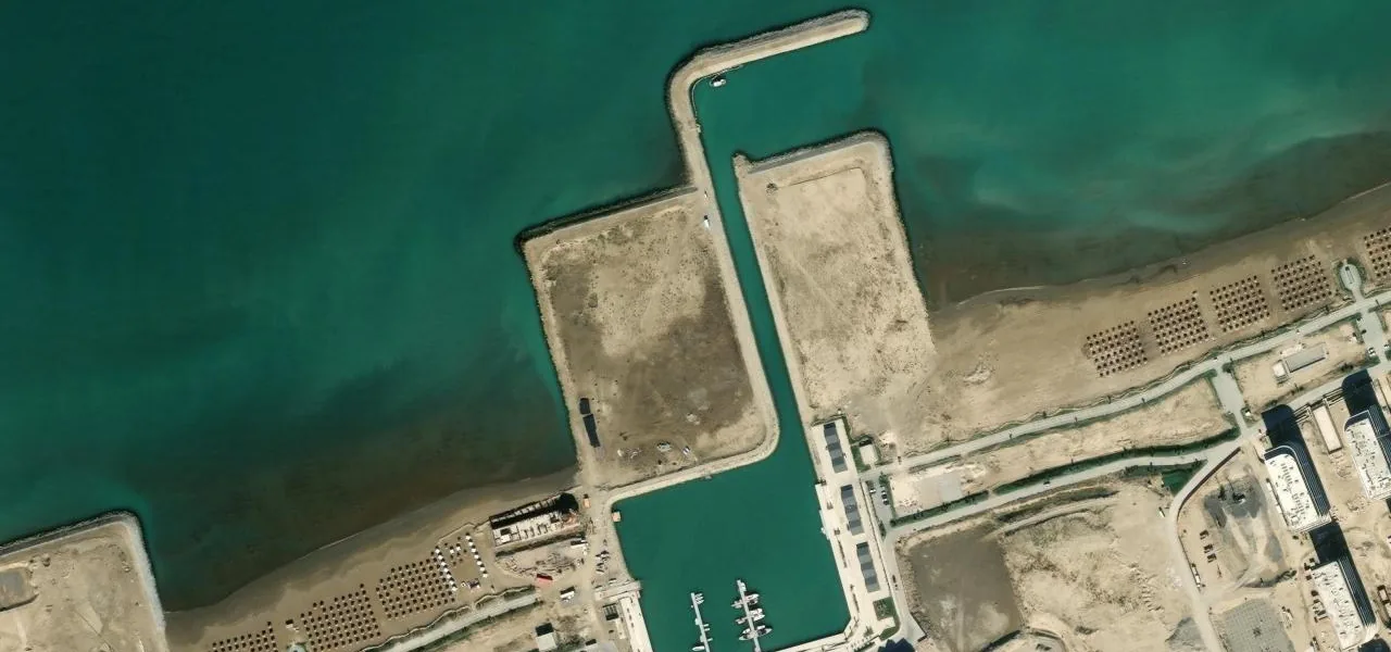 Полуострова у гавани Marina со спутника; BRABUS ISLAND — левый (западный) участок у канала