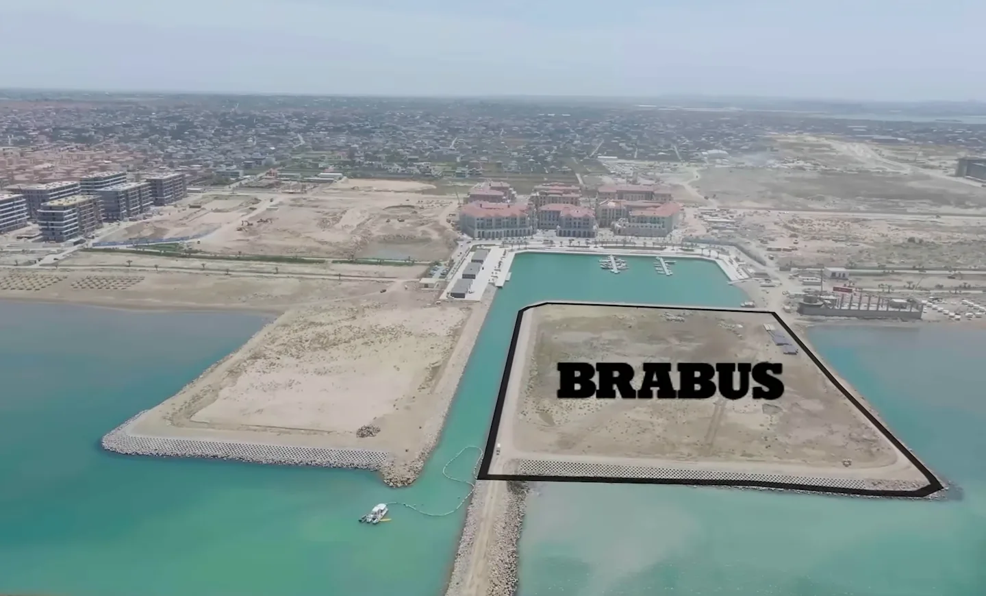Тот же кадр: контур участка BRABUS нарисовала сама Sea Breeze Real Estate